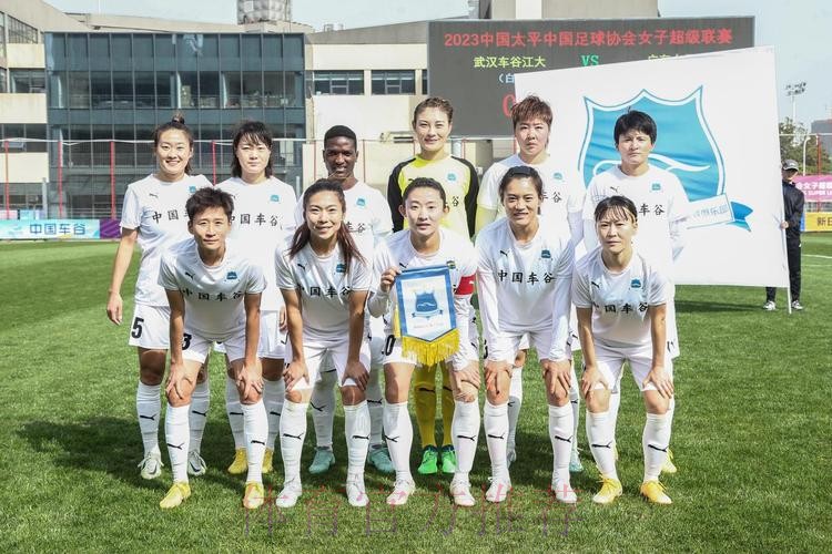 女超联赛新赛季第一阶段战罢 球迷回归为女足“绽放”打气助威 女超联赛新赛季第一阶段战罢 球迷回归为女足“绽放”打气助威